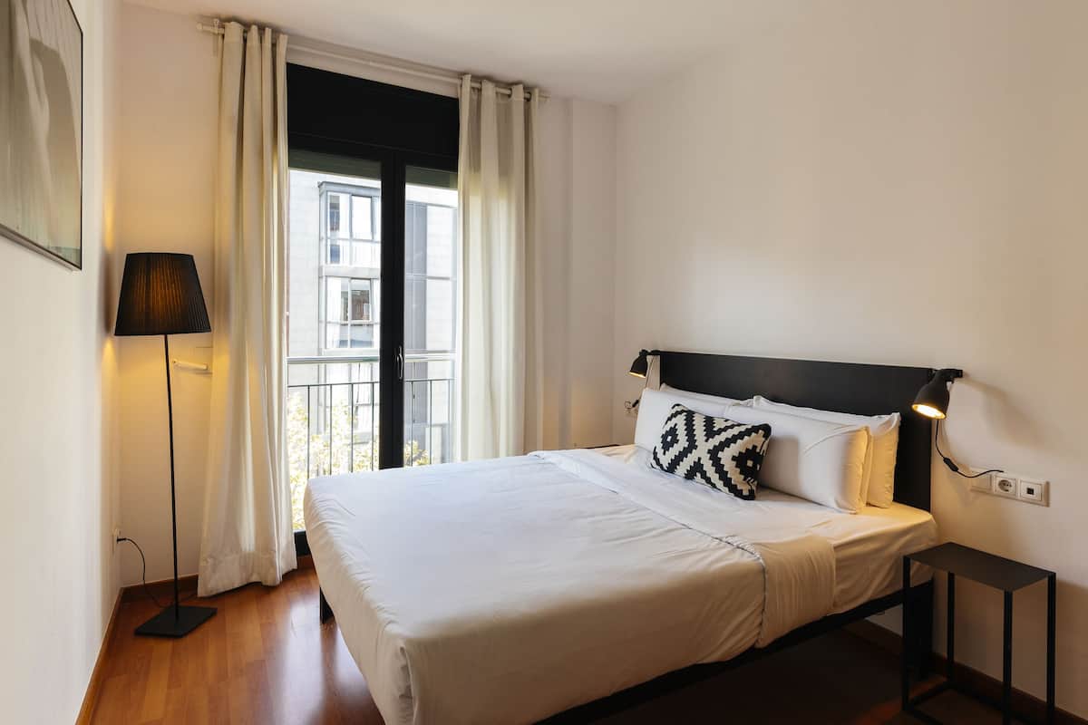 In-room safe, soundproofing, iron/ironing board, free WiFi