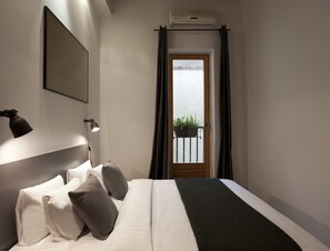 3 bedrooms, in-room safe, iron/ironing board, free cots/infant beds - No 9 - The Streets Apartments Barcelona (Barcelona)