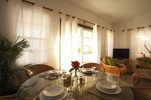 In-room dining - Royal Palms Hotel (South Hill)