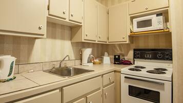 Suite Classique, 2 grands lits (Kitchette) | 2 chambres, rideaux occultants, fer et planche Ă  repasser