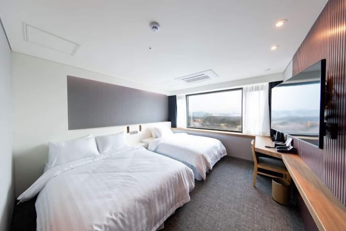 In-room safe, free WiFi, bed sheets