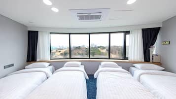 4 人部屋 ベッド (複数台) | セーフティボックス (室内)、WiFi (無料)、ベッドシーツ