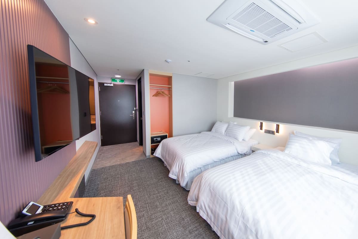 Deluxe Twin Room | Living area | 50-inch LCD TV with cable channels