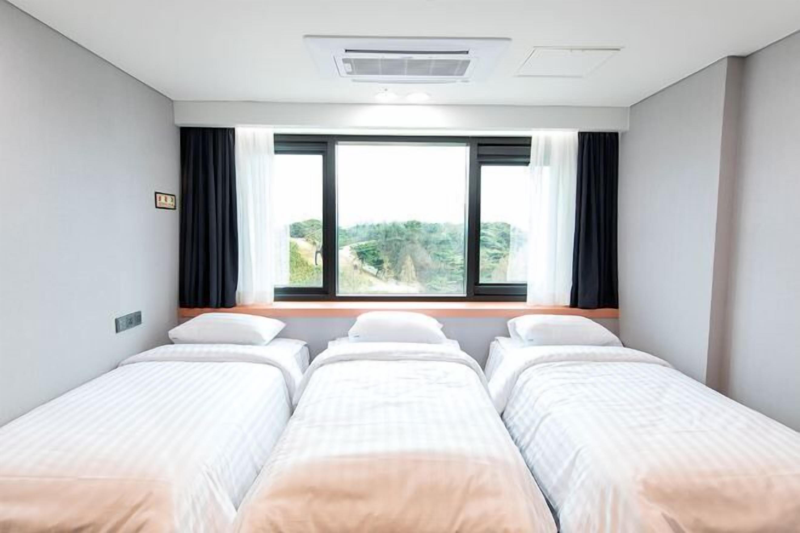 In-room safe, WiFi (free), bed sheets