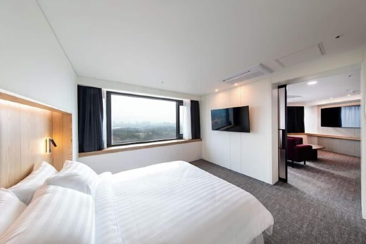In-room safe, free WiFi, bed sheets
