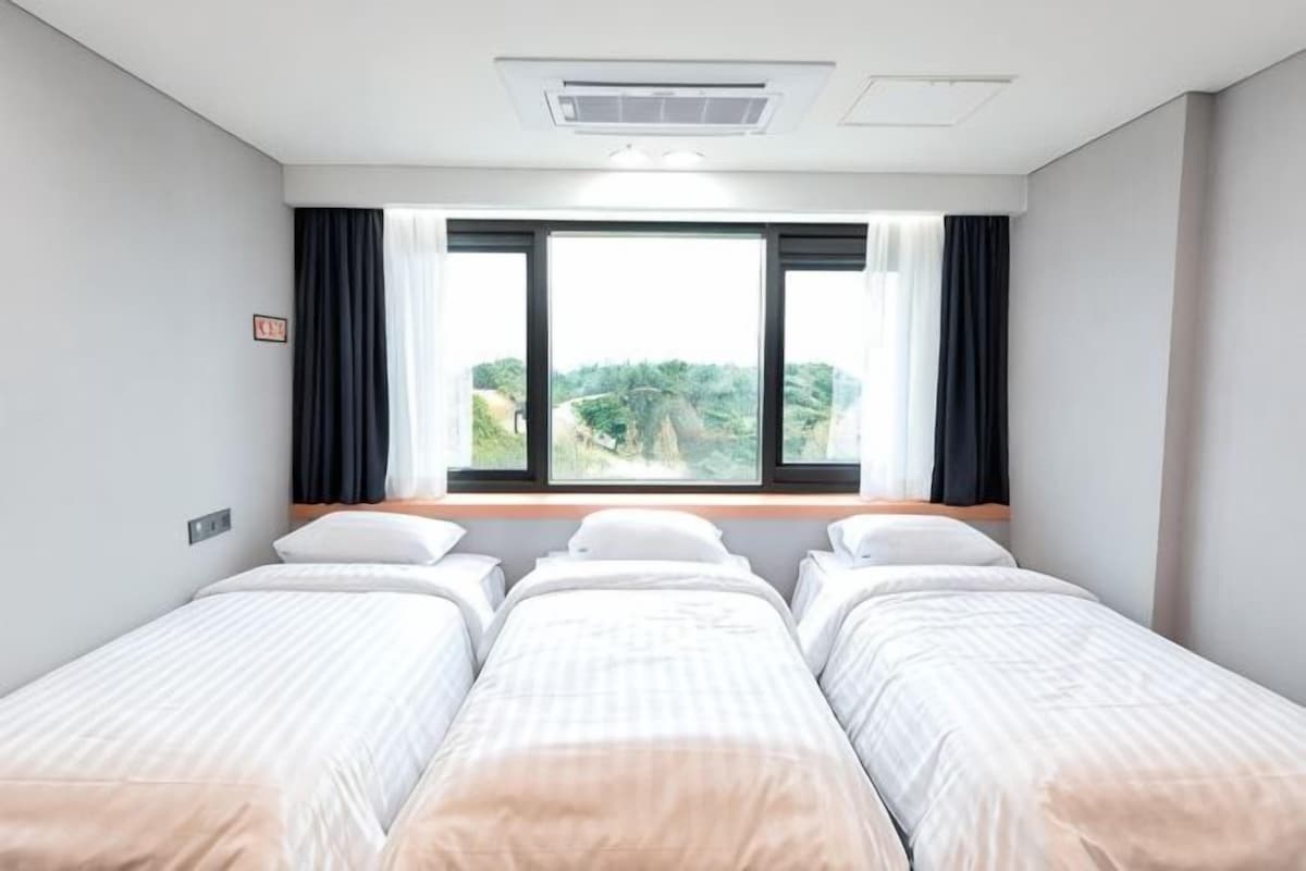 In-room safe, WiFi (free), bed sheets