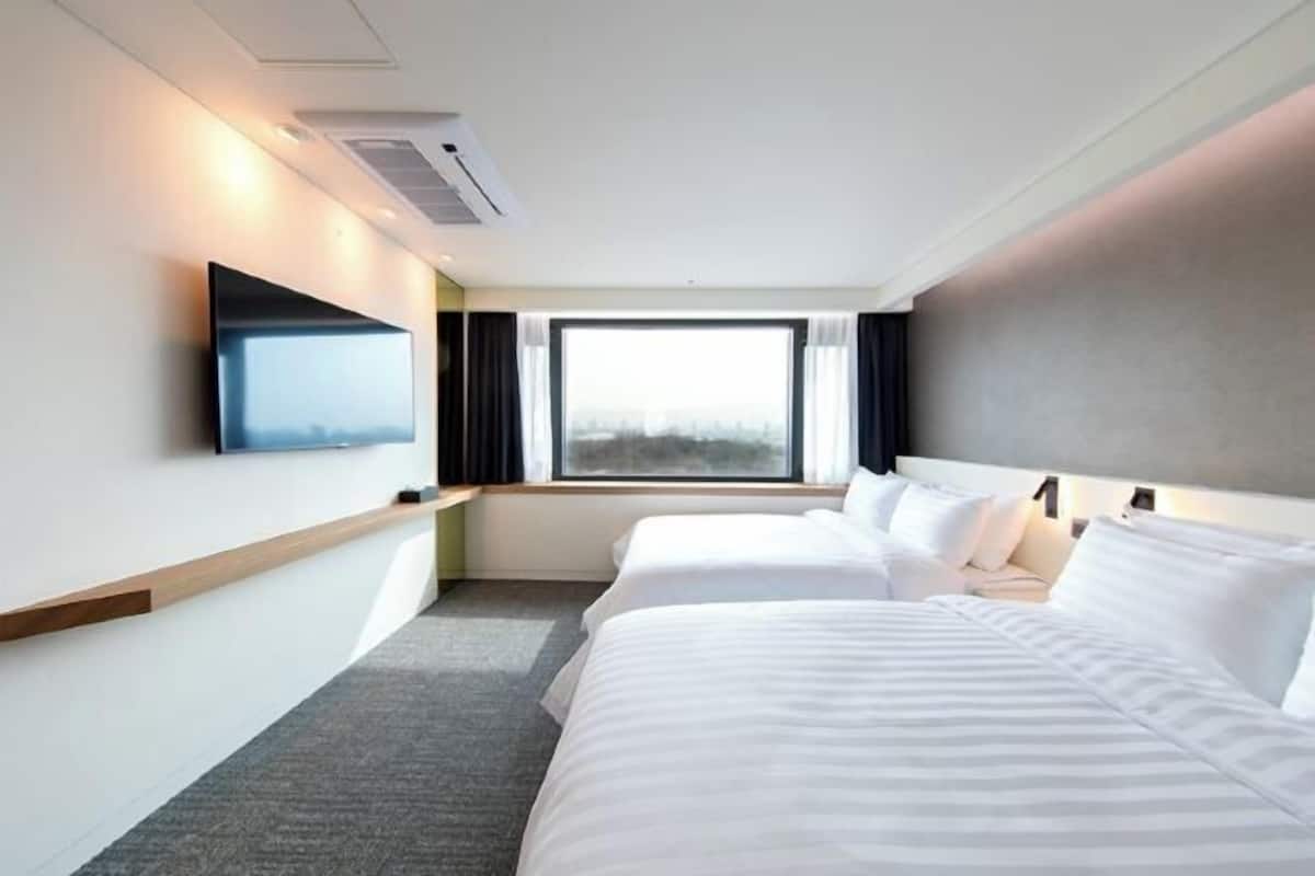 In-room safe, free WiFi, bed sheets