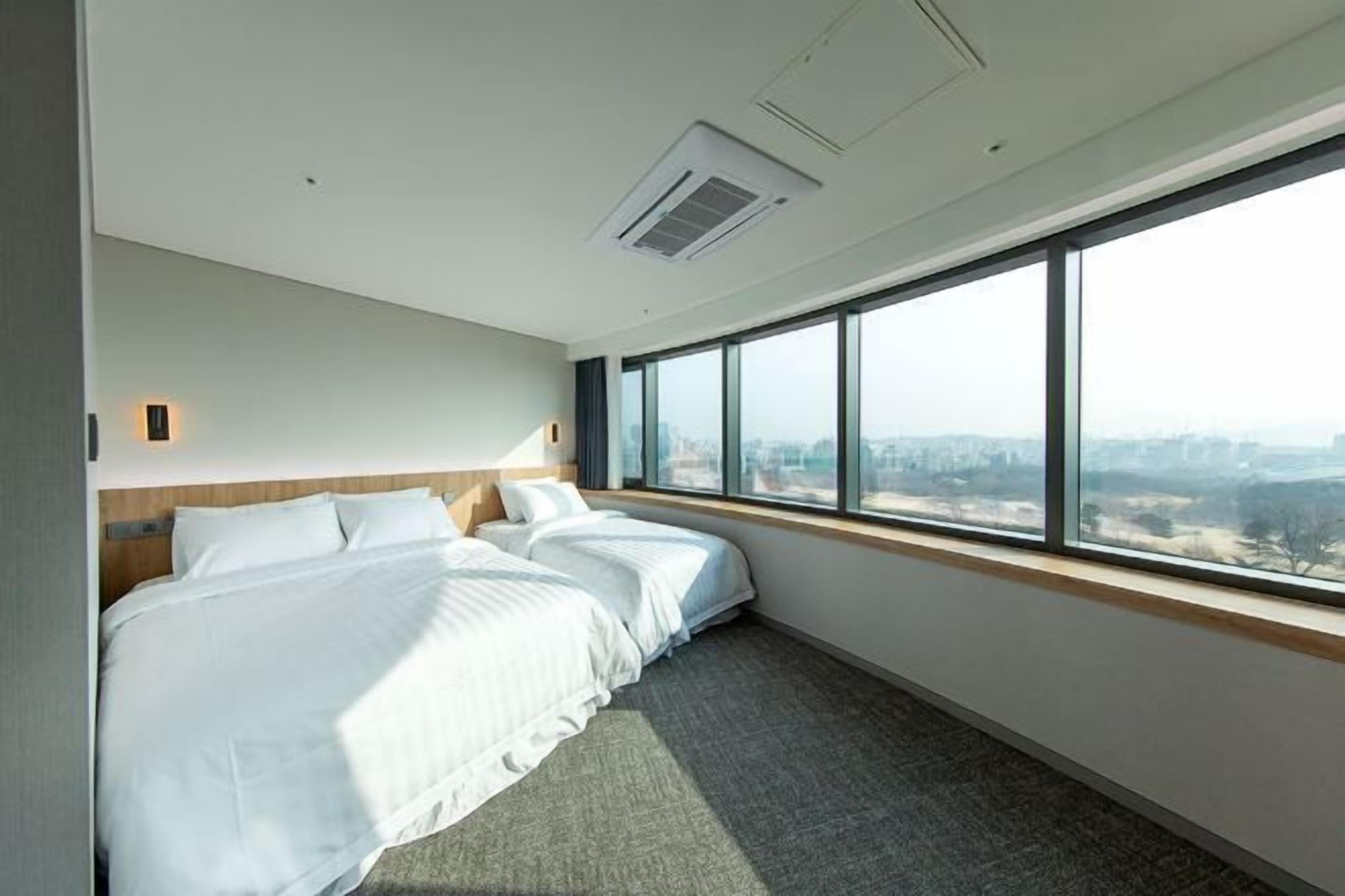In-room safe, WiFi (free), bed sheets