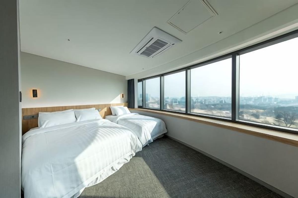 In-room safe, WiFi (free), bed sheets