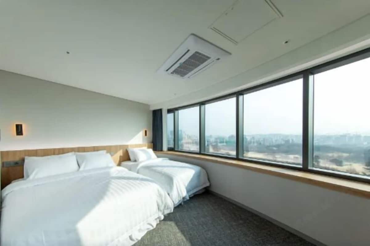 In-room safe, free WiFi, bed sheets