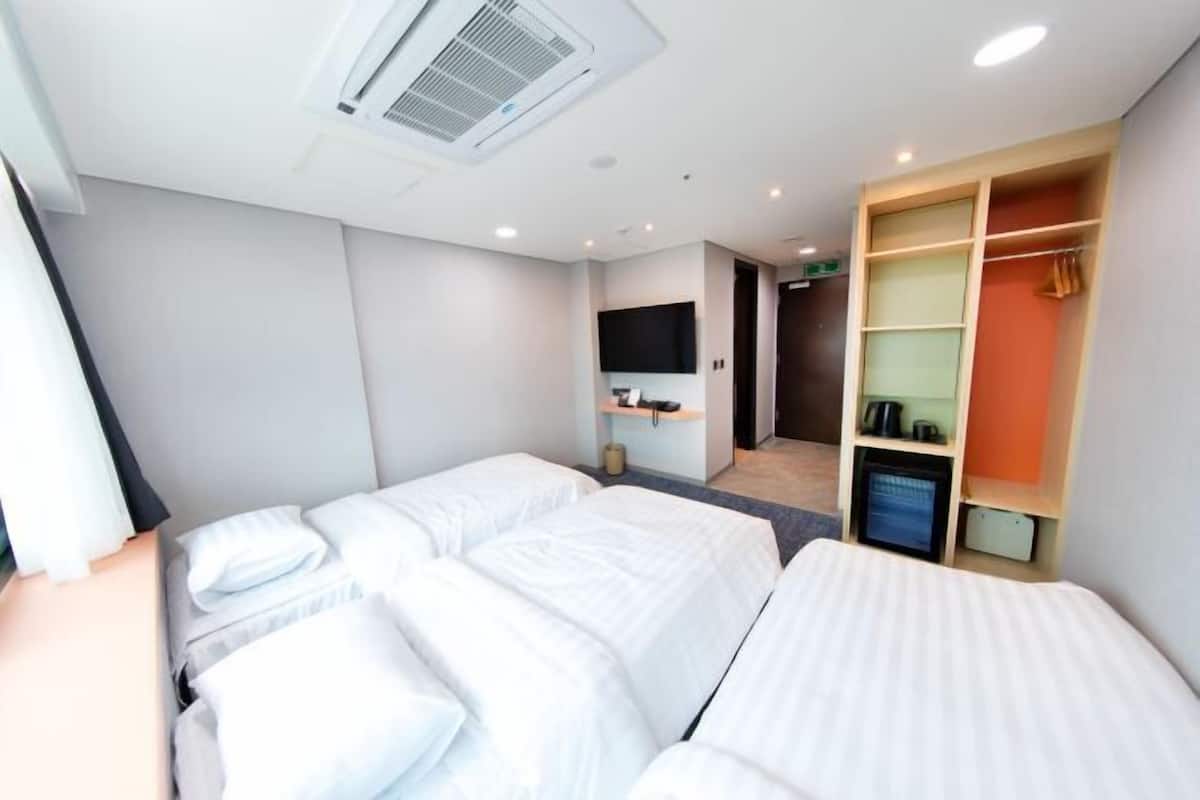 In-room safe, free WiFi, bed sheets
