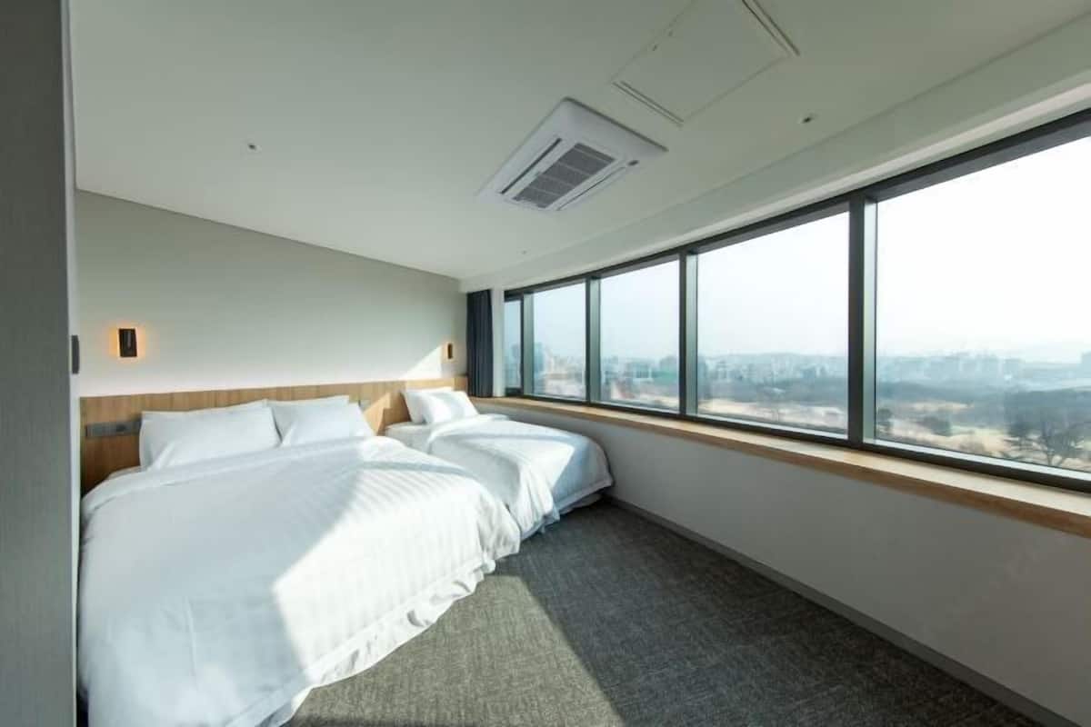 In-room safe, free WiFi, bed sheets