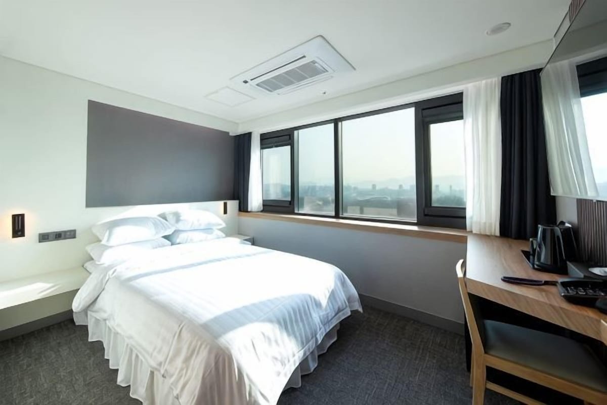 In-room safe, WiFi (free), bed sheets