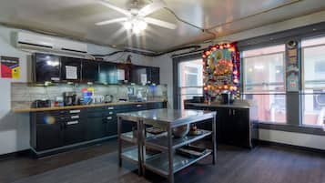 Dormitorio compartido, dormitorio mixto, baño compartido (2 Beds) | Cocina compartida | Refrigerador, microondas y utensilios de cocina