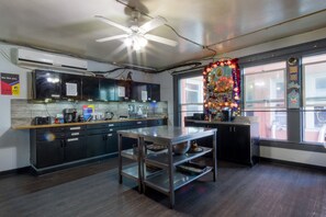 Dormitorio compartido, dormitorio mixto, baño compartido (2 Beds) | Cocina compartida | Refrigerador, microondas y utensilios de cocina