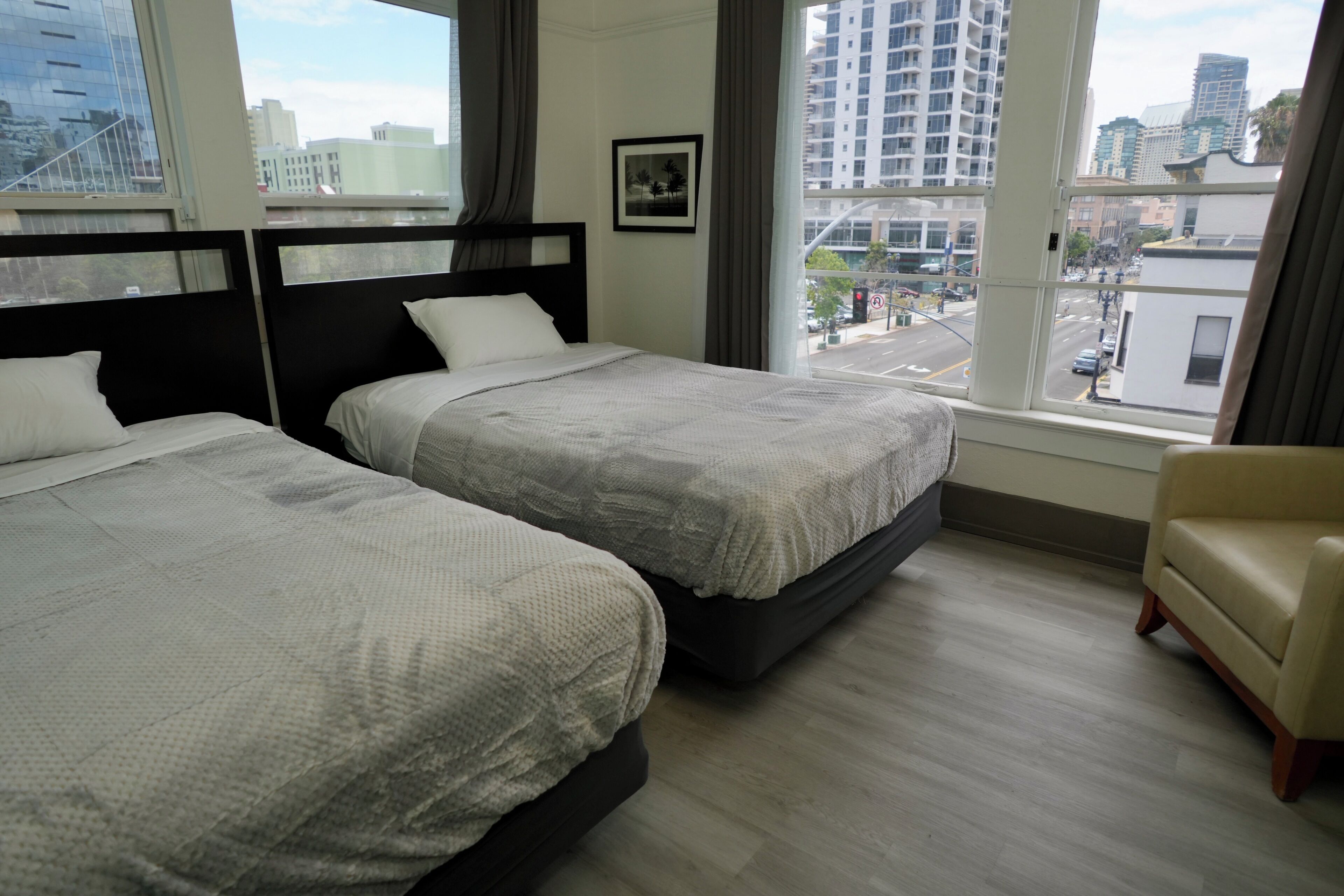 Quarto casal luxo, 2 camas de casal, ar-condicionado, vista para a cidade (Private Room) | Ferros/tábuas de passar roupa, Wi-Fi de cortesia, roupa de cama