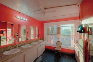 Chuveiro, ducha de hidromassagem, toalhas de banho