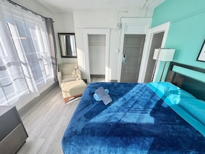 Quarto casal luxo, 1 cama Queen, ar-condicionado, vista para a cidade | Ferros/tábuas de passar roupa, Wi-Fi de cortesia, roupa de cama