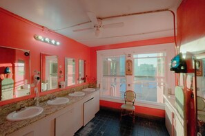 Shower, shower pijat air,  dan handuk
