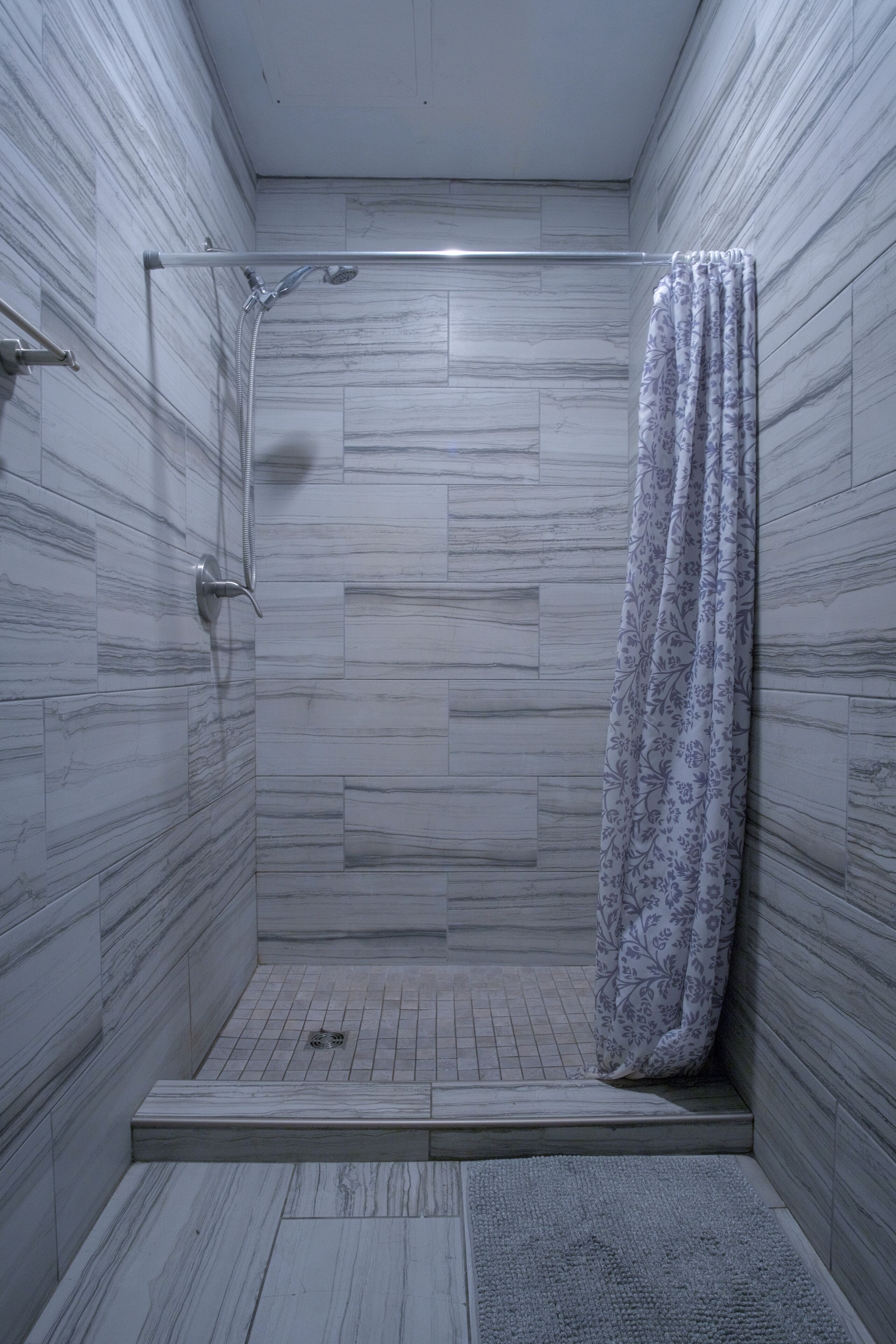 Shower, hydromassage showerhead, towels