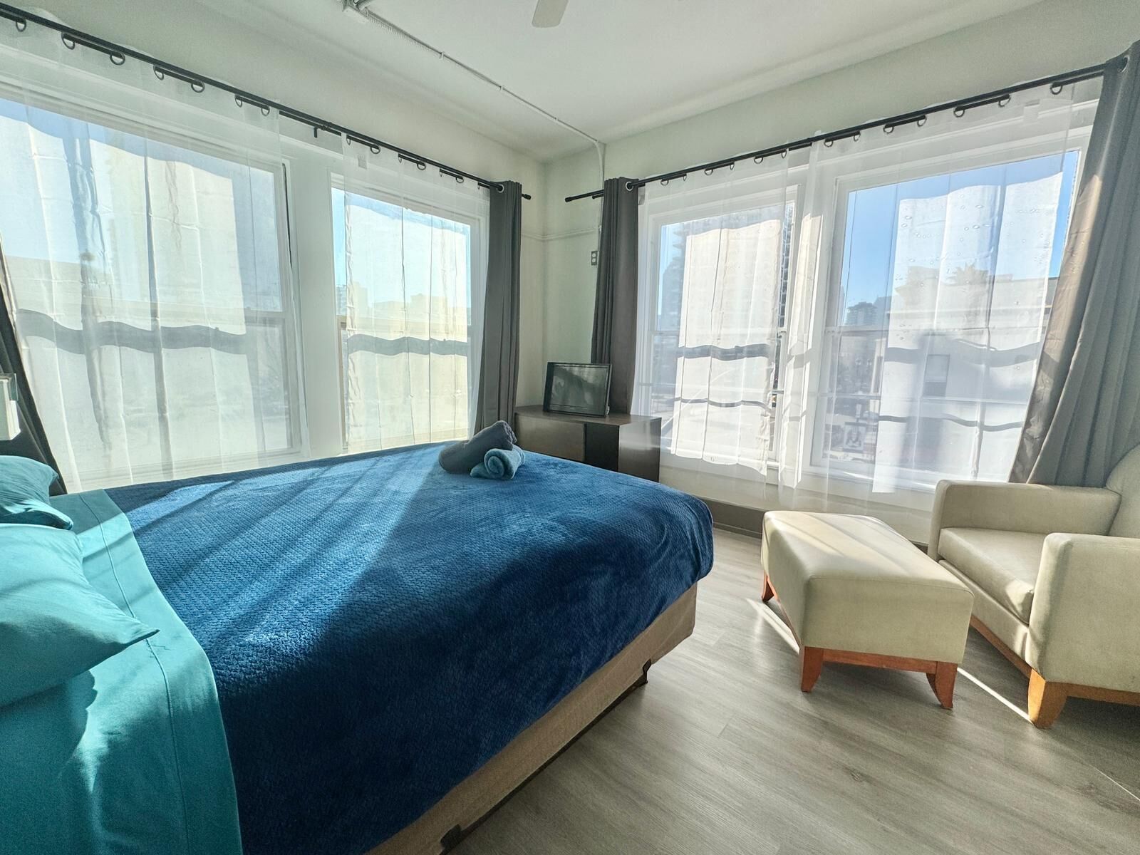 Quarto casal luxo, 1 cama Queen, ar-condicionado, vista para a cidade | Ferros/tábuas de passar roupa, Wi-Fi de cortesia, roupa de cama