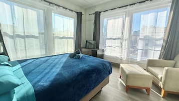 Deluxe dubbelrum - 1 queensize-säng - luftkonditionering - utsikt mot staden | Strykjärn/strykbräda, gratis wi-fi och sängkläder