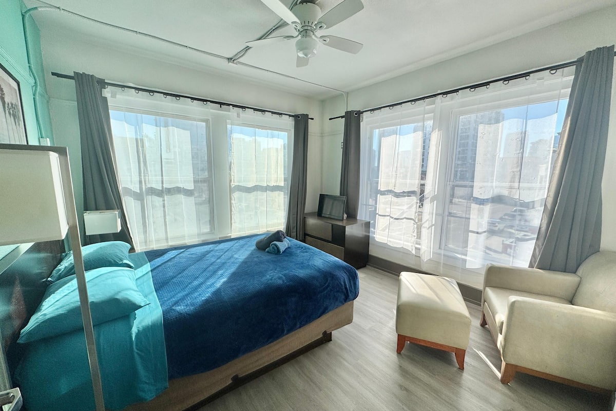 Habitación individual Deluxe, 1 cama Queen size, aire acondicionado | Tabla de planchar con plancha, wifi gratis y ropa de cama