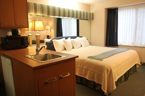 Escritorio, tabla de planchar con plancha, wifi gratis y ropa de cama 