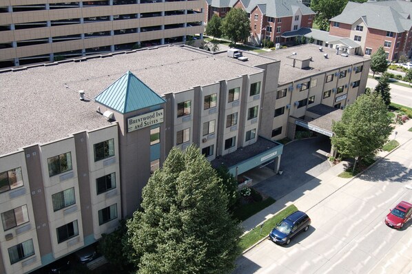 A multi-story building with a sign for 'Bristwood Inn and Suites'. - Brentwood Inn & Suites (Rochester)