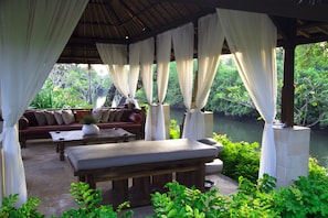 Aromatherapy, Thai massages, body scrubs, facials
