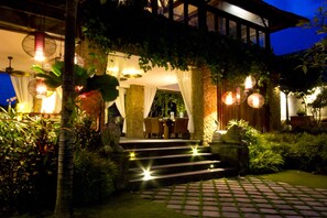 Fachada de la propiedad por la tarde o noche