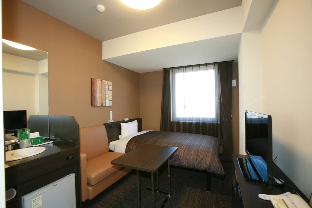 Desk, free WiFi, bed sheets