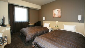 A hotel room with two beds, a desk, a chair, a small table, and a painting on the wall. - Hotel Route Inn Ishinomaki Chuo (Isinomaki)