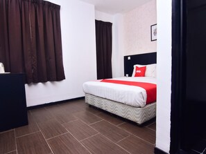 Dobbeltrom – deluxe, 1 queensize-seng | Skrivebord, strykejern/-brett, wi-fi (inkludert) og sengetøy