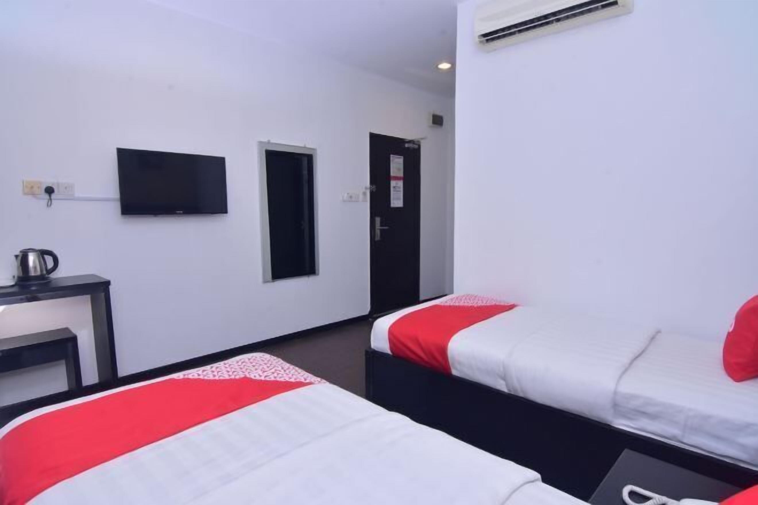 Escritorio, tabla de planchar con plancha, wifi gratis y ropa de cama 