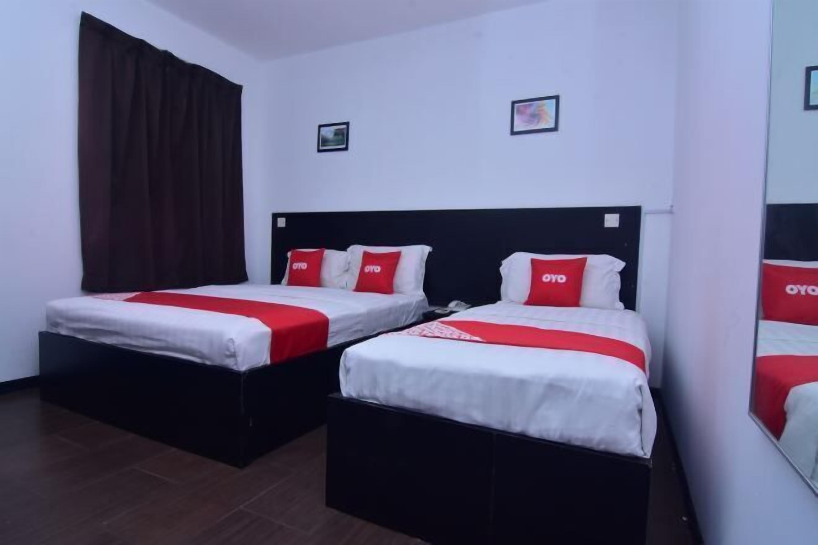 Escritorio, tabla de planchar con plancha, wifi gratis y ropa de cama 