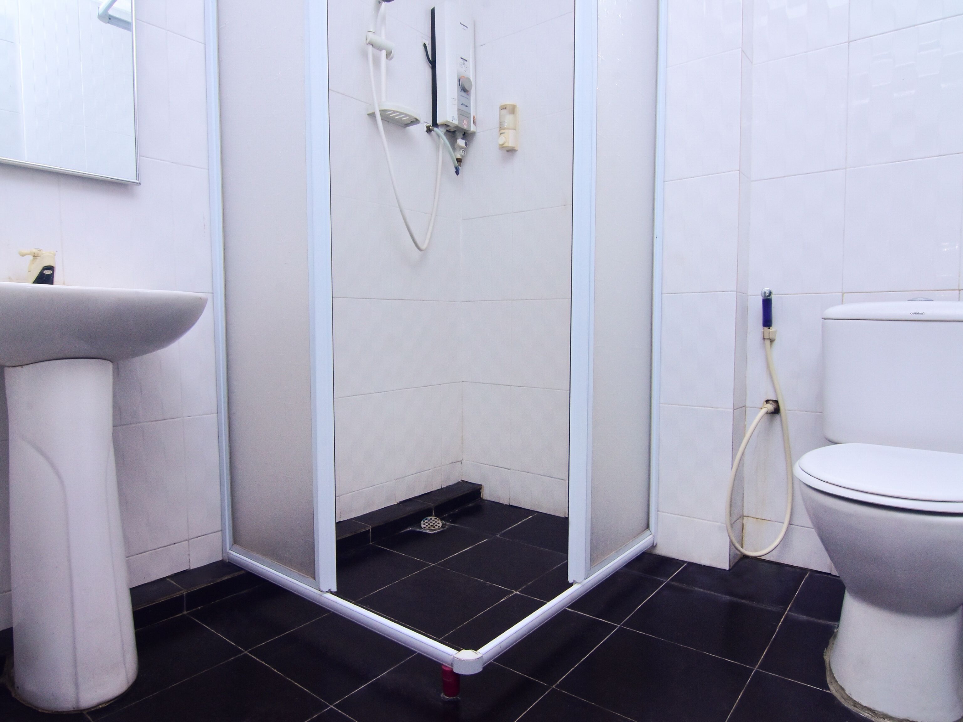 Quarto duplo luxo | Banheiro | Chuveiro, produtos de toalete grátis, bidê, toalhas de banho