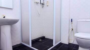 Deluxe-værelse med 2 enkeltsenge | Badeværelse | Bruser, gratis toiletartikler, bidet, håndklæder