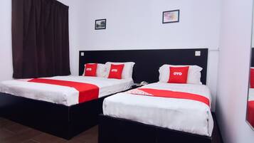 Deluxe Triple Room | Desk, iron/ironing board, free WiFi, bed sheets