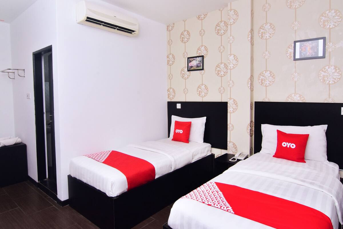 Habitación Deluxe con 2 camas individuales | Tabla de planchar con plancha, wifi gratis, ropa de cama