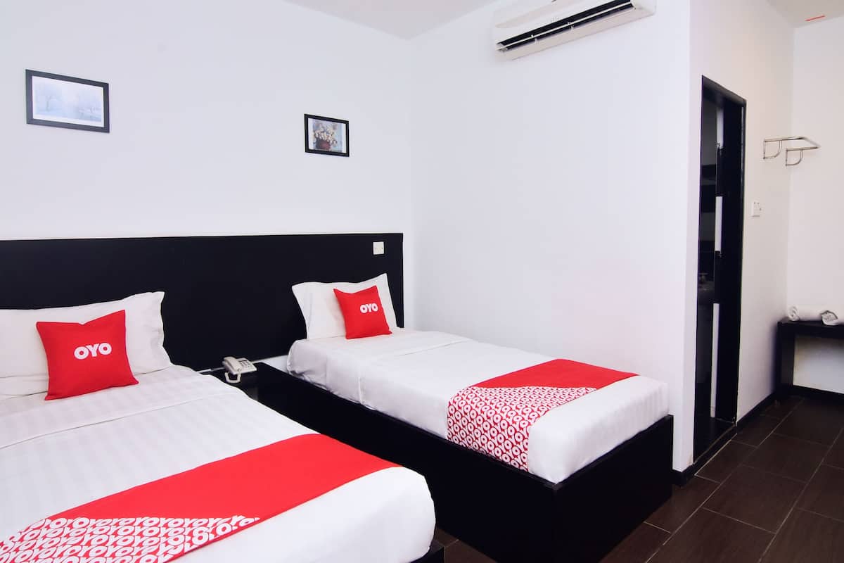 Habitación estándar con 2 camas individuales | Tabla de planchar con plancha, wifi gratis, ropa de cama