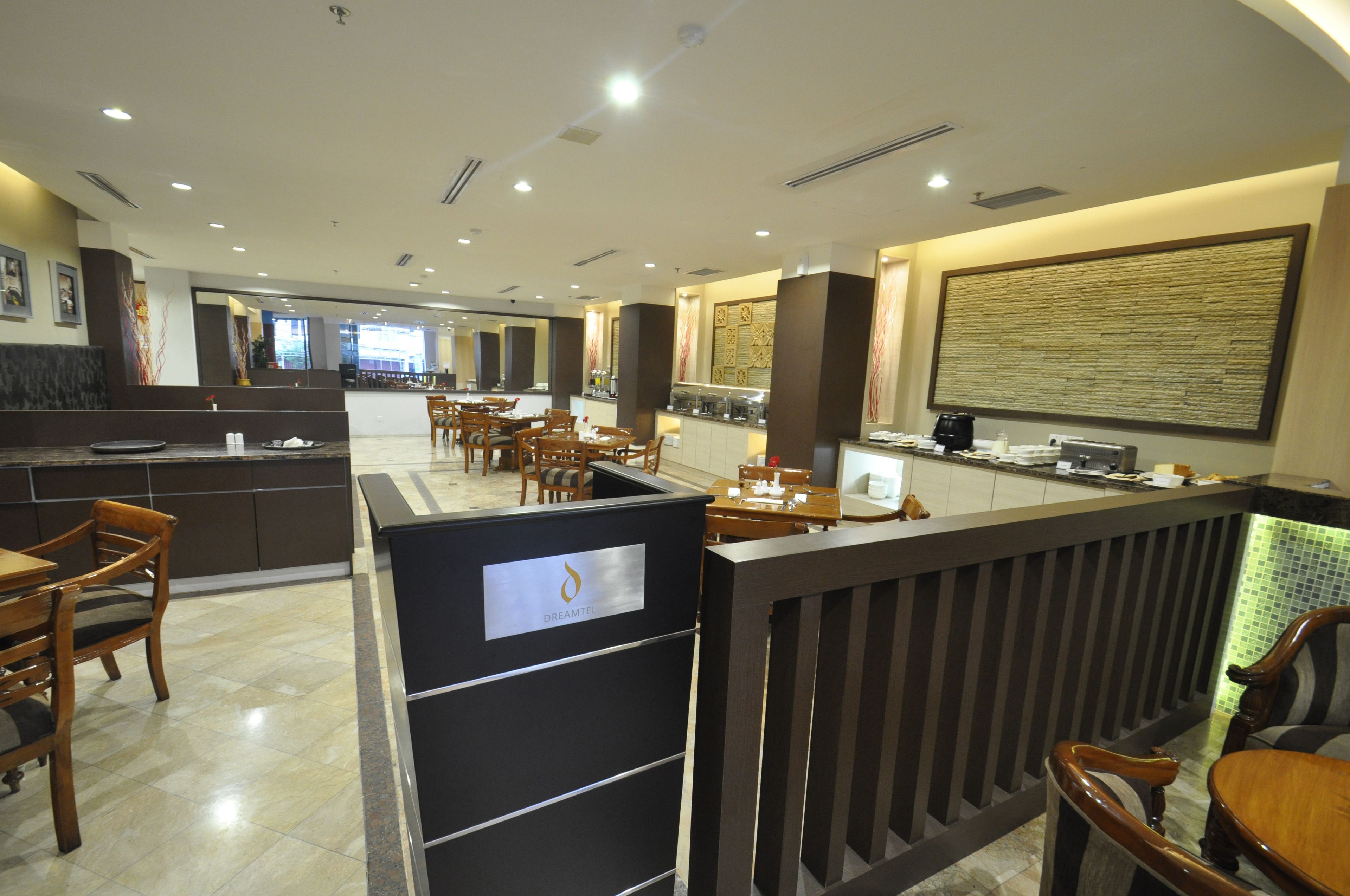 供应早餐、午餐和晚餐，国际美食