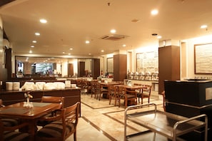 Breakfast, lunch and dinner served  - DREAMTEL Jakarta (Jakarta)