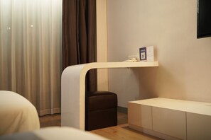 Deluxe Twin Room | Minibar, in-room safe, desk, soundproofing - DREAMTEL Jakarta (Jakarta)
