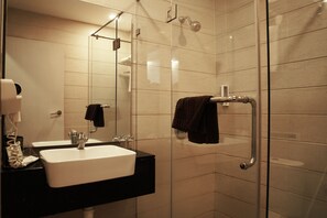 Tomannsrom – deluxe | Bad | Dusj, toalettartikler (inkludert), hårføner og tøfler