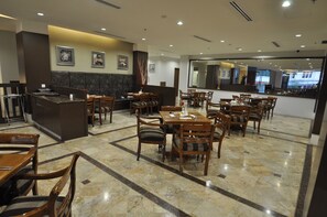 Breakfast, lunch and dinner served - DREAMTEL Jakarta (Jakarta)