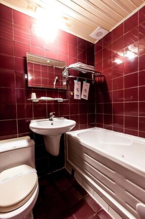 Shower, free toiletries, hair dryer, slippers - Ruei Gung Business Hotel (Kaohsiung)