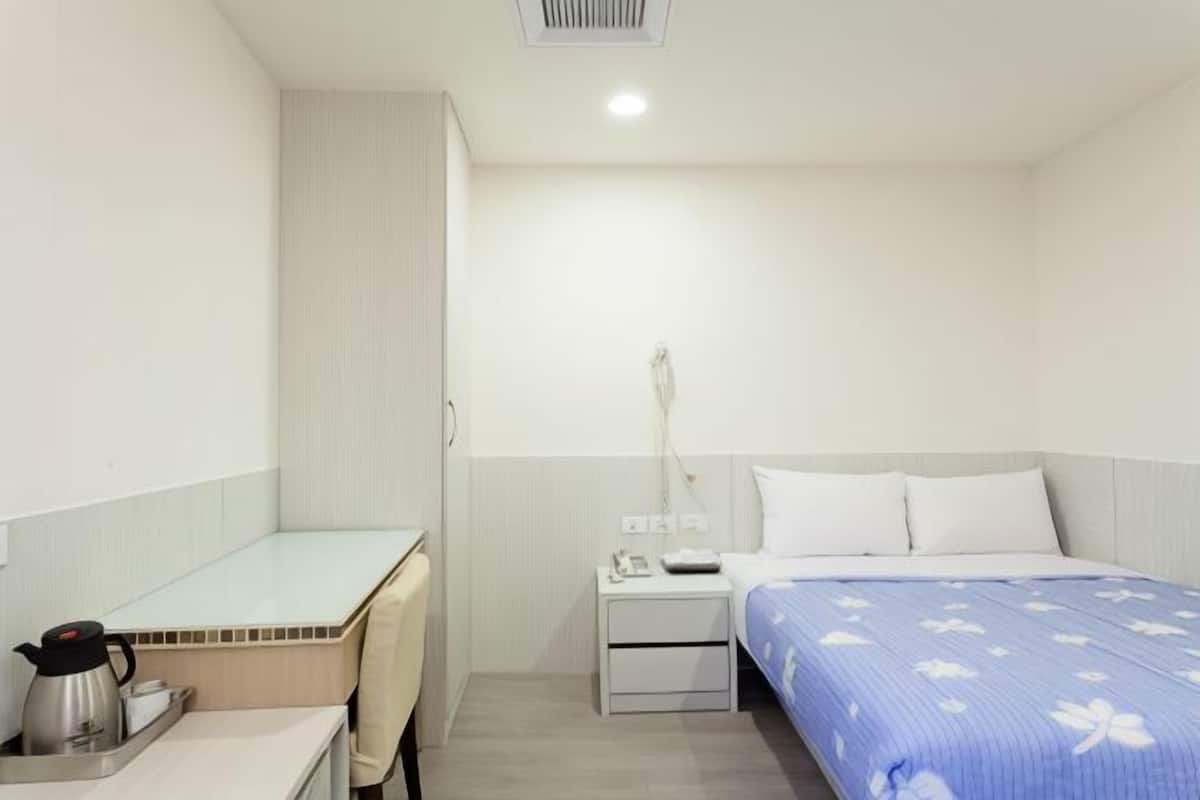 Escritorio, wifi gratis y ropa de cama