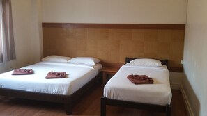 Ducha, artículos de tocador gratuitos, secador de pelo, toallas