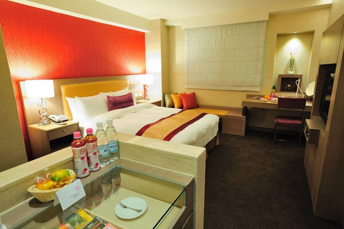 Deluxe tweepersoonskamer | Een gratis minibar, een bureau, babybedden, extra bedden